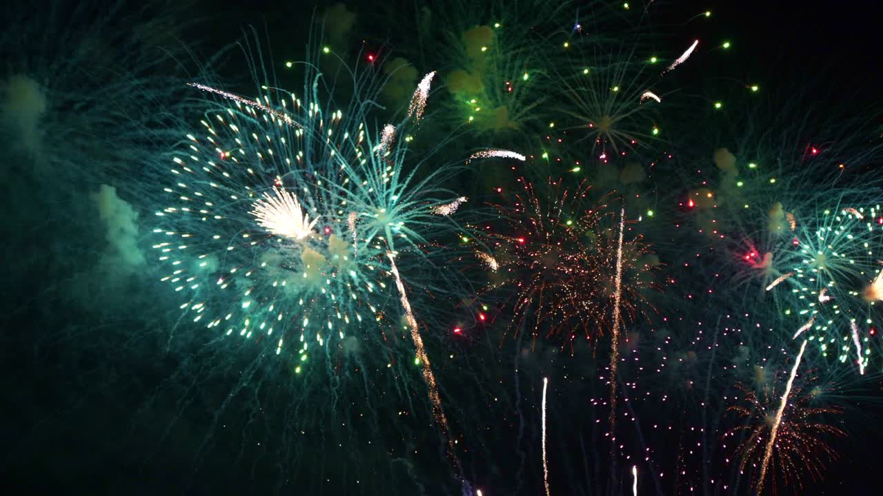 hermosa exhibición de trabajo de fuego colorido por la noche para la celebración en el festival