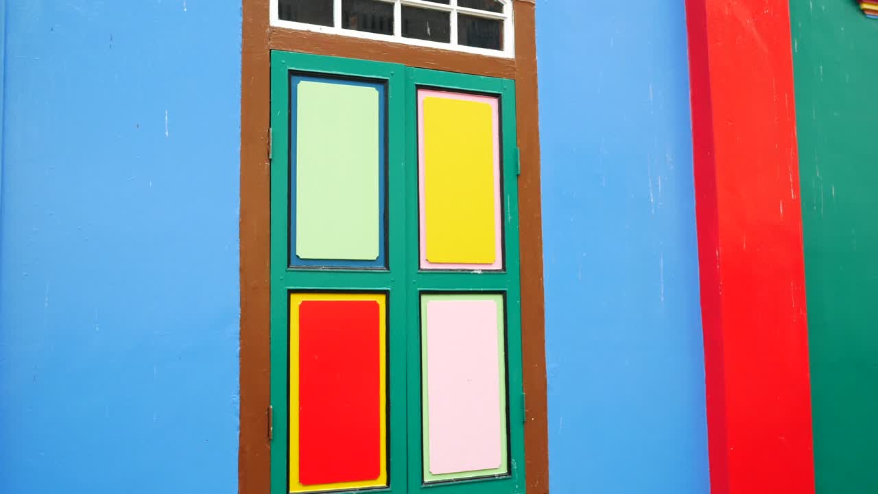 ventanas pintadas de colores de una casa tradicional en singapur