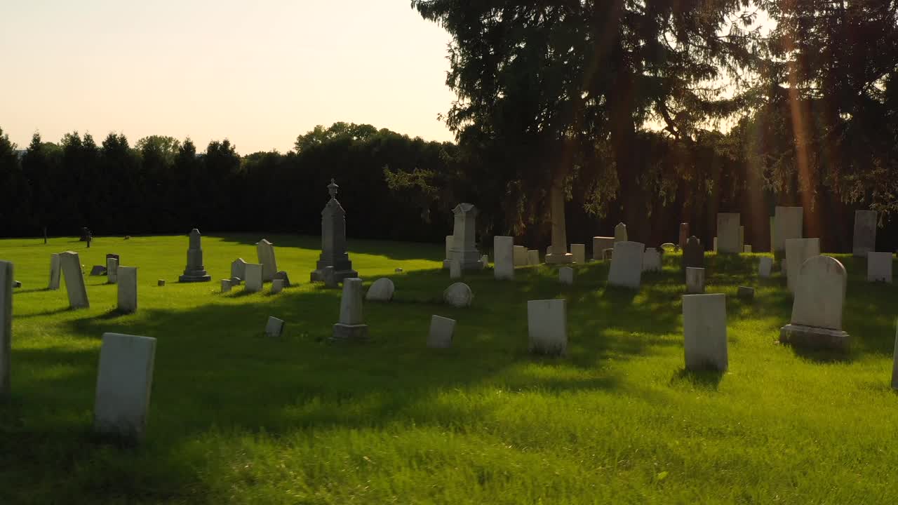 drone pasando lentamente sobre piedras o marcadores de cabeza viejas en el cementerio de gorham
