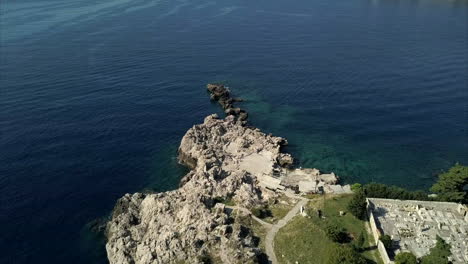 Toma-Aérea-De-Una-Costa-Rocosa-En-Dubrovnik-Croacia