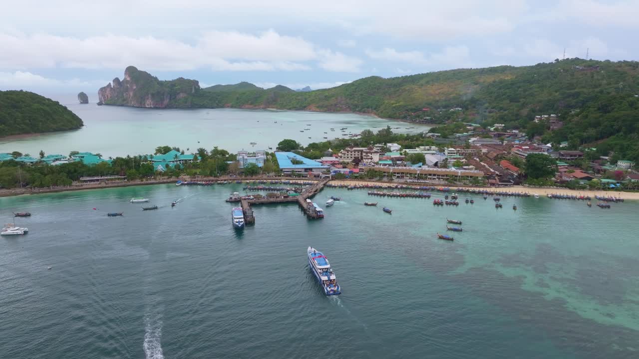 Folle in attesa del traghetto sulla vivace costa di Phi Phi, Thailandia