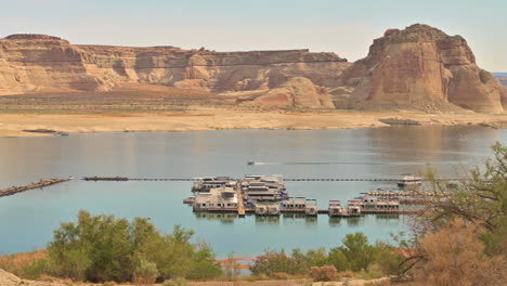 Speedboat-Cruising-By-The-Marina-Boat-Dock-On-Wahweap-Bay-In-Lake-Powell,-Utah