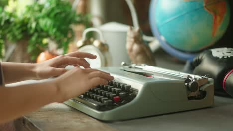 Escribiendo-En-Una-Máquina-De-Escribir-Antigua