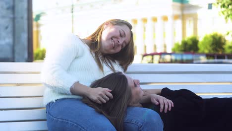 dos mujeres relajándose en un banco