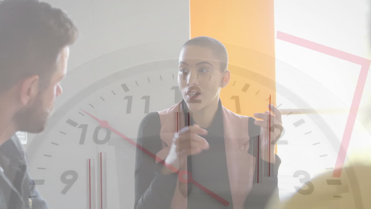 animación de reloj moviéndose sobre diversos colegas hablando en la oficina