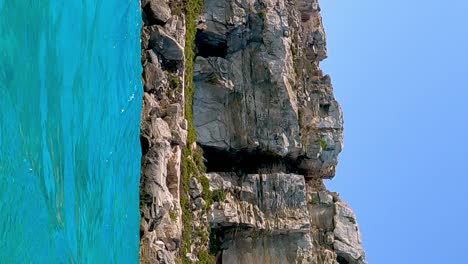 vista panorámica izquierda de cala rossa en la isla favignana en sicilia, italia