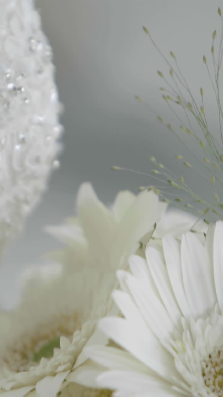Bella sposa che tiene il suo bouquet di margherite
