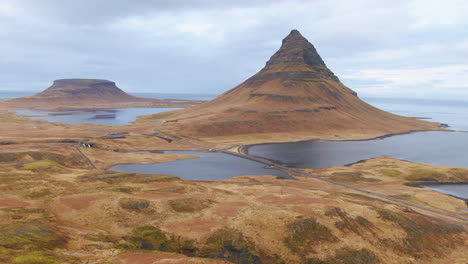 impresionante vista de una bahía rodeada de un paisaje espectacular y montañas en un día parcialmente nublado en islandia kirkjufell montaña cerca de grundarfjordour