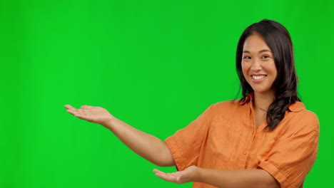mujer asiática feliz, manos y presentación en verde