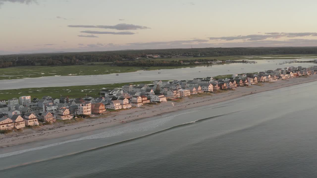 Ampia vista aerea di proprietà immobiliari lungo il litorale di Wells Beach, Maine