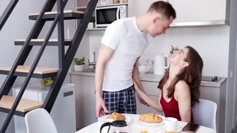 pareja disfrutando del desayuno juntos en casa