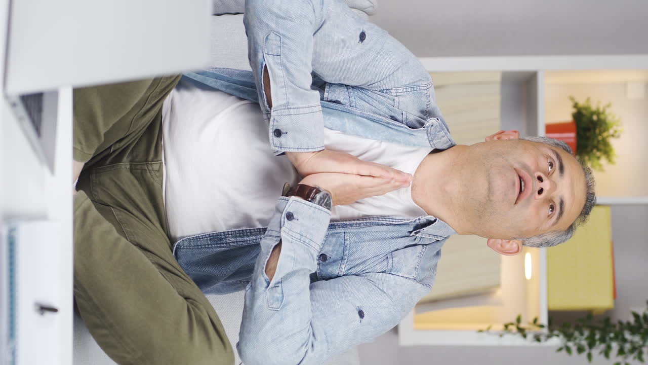 video vertical de un hombre meditando mirando a la cámara.