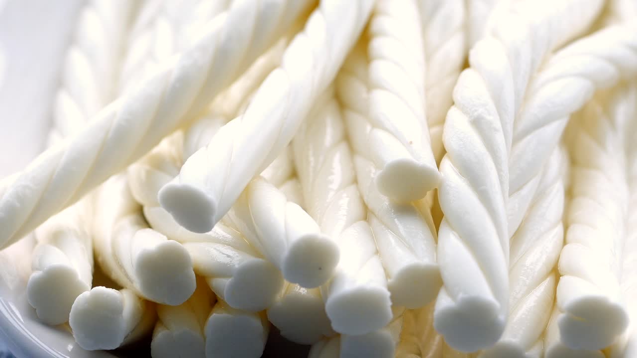 색 휘어진 사탕