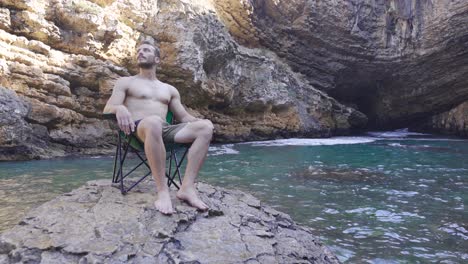 joven en una bahía en un día de verano.