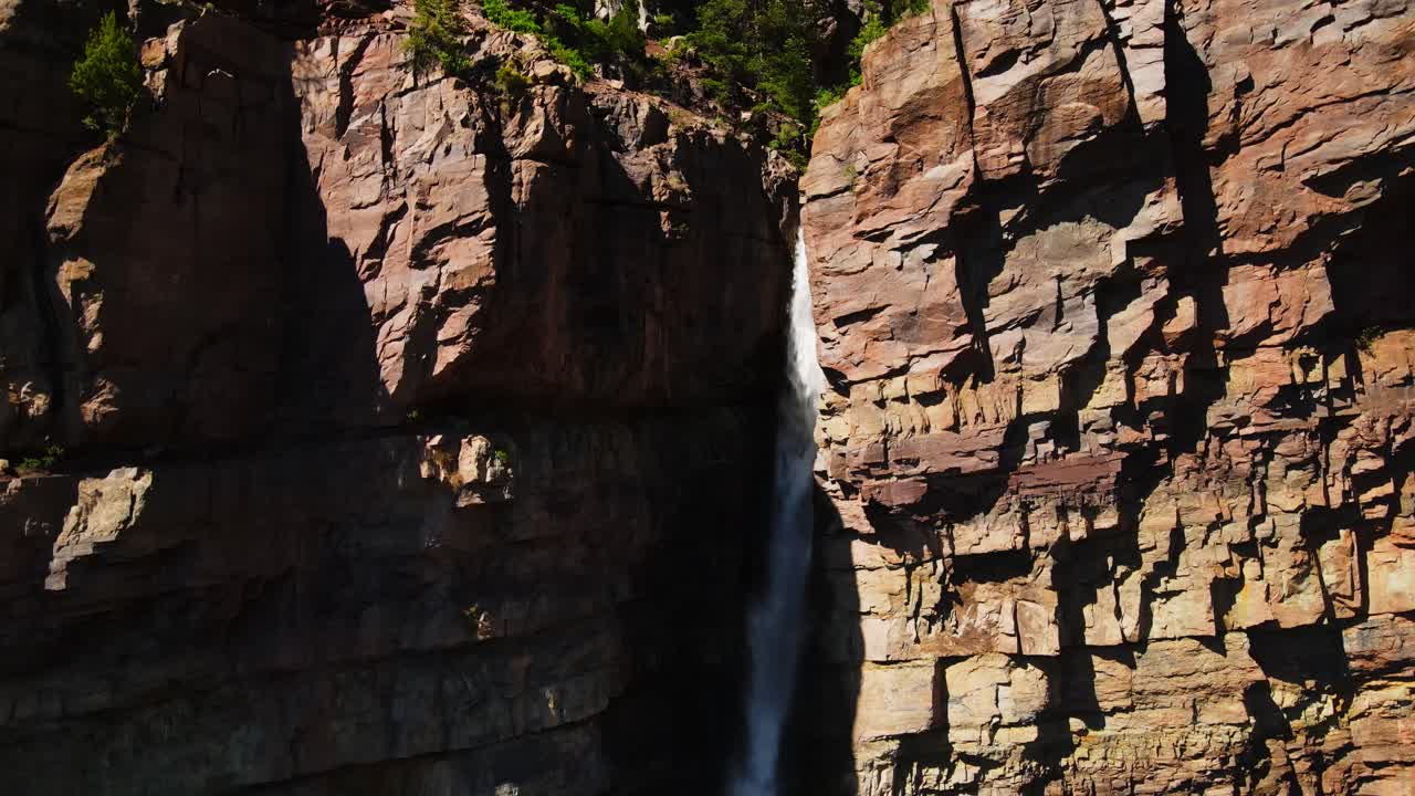 imágenes de drones de las cataratas de cascade en colorado