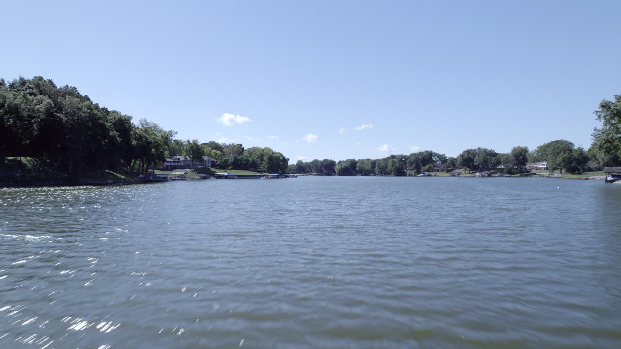 호수 물 가까이로 비행하는 드론