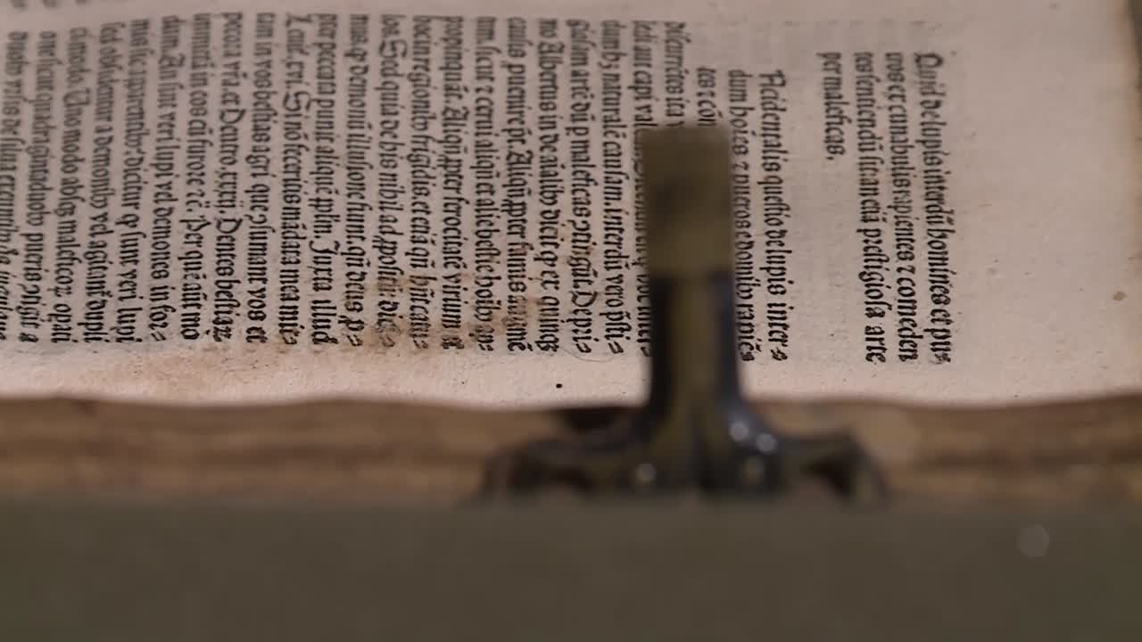 오래된 고대 주술 책의 페이지가 넘어가고 있습니다.