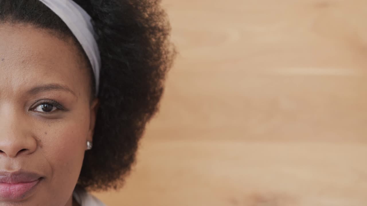 Ritratto di una felice donna afroamericana taglia forte che sorride, inalterato, con spazio per il testo, al rallentatore.