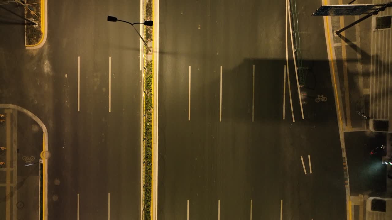 drone vista aérea de la carretera de la ciudad en la noche de shanghai china