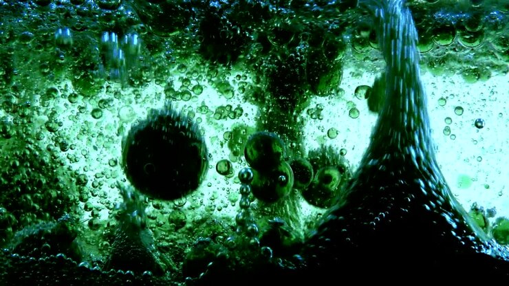 Sfondo di bolle d'acqua e olio dietro il vetro