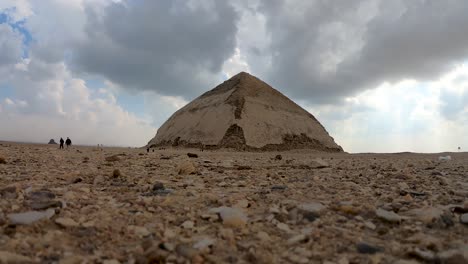 perspectiva de la pirámide doblada en giza.