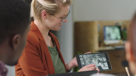 Tablet,-Bilder-Teilen-Und-Frau-Mit-Freunden