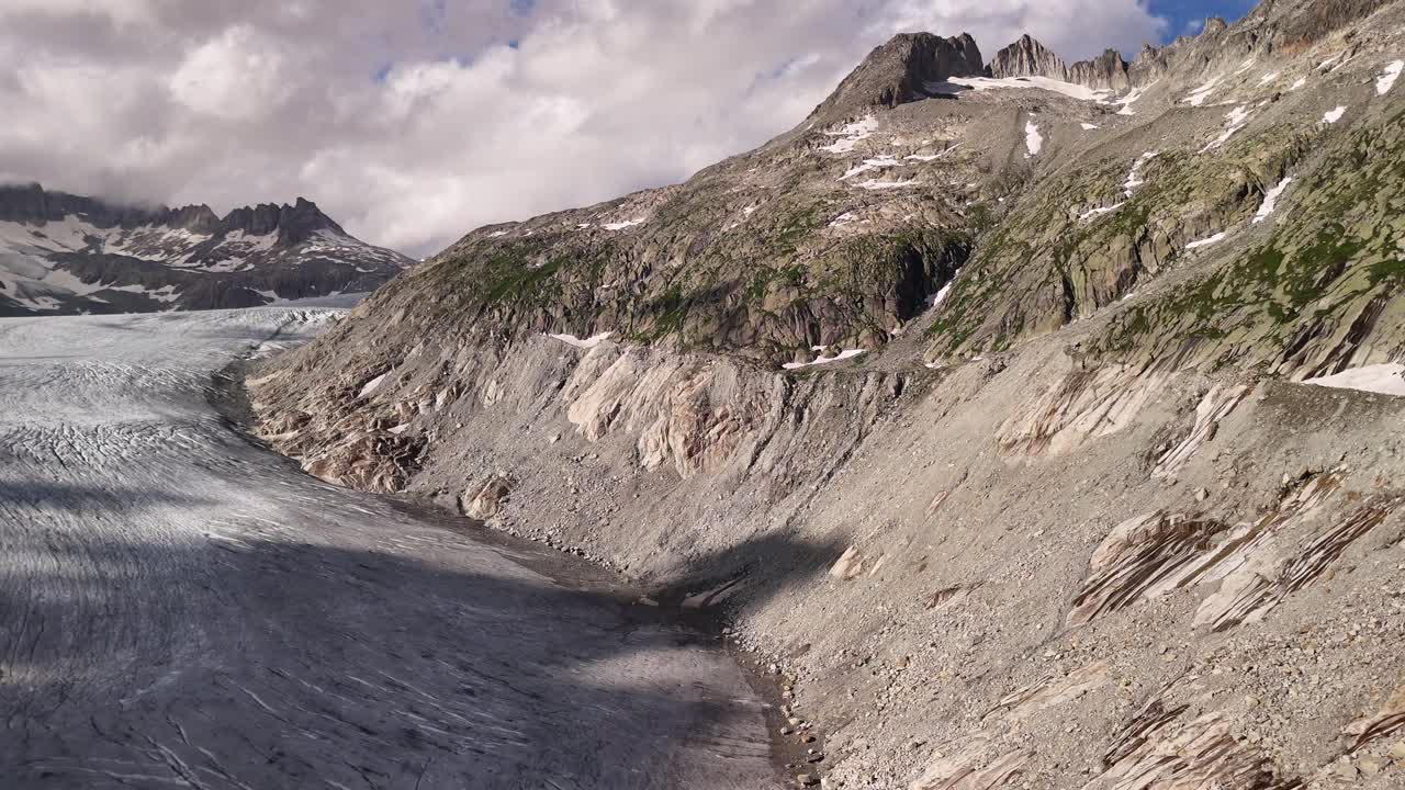 Geleira do Ródano Suíça paisagem natural de montanha Alpes Suíços nascente de rio.