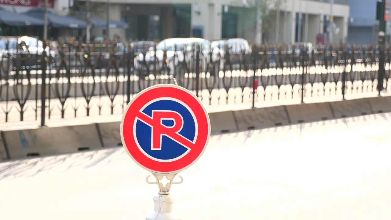 도시 거리에서 주차 표지판이 없습니다.