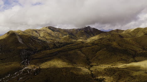 Imágenes-De-Drones-Volando-Hacia-Las-Montañas-En-El-Desierto-De-Sonora