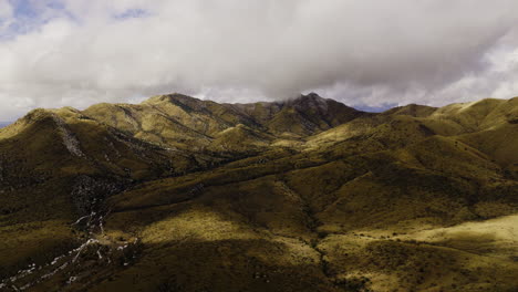 imágenes de drones volando hacia las montañas en el desierto de sonora