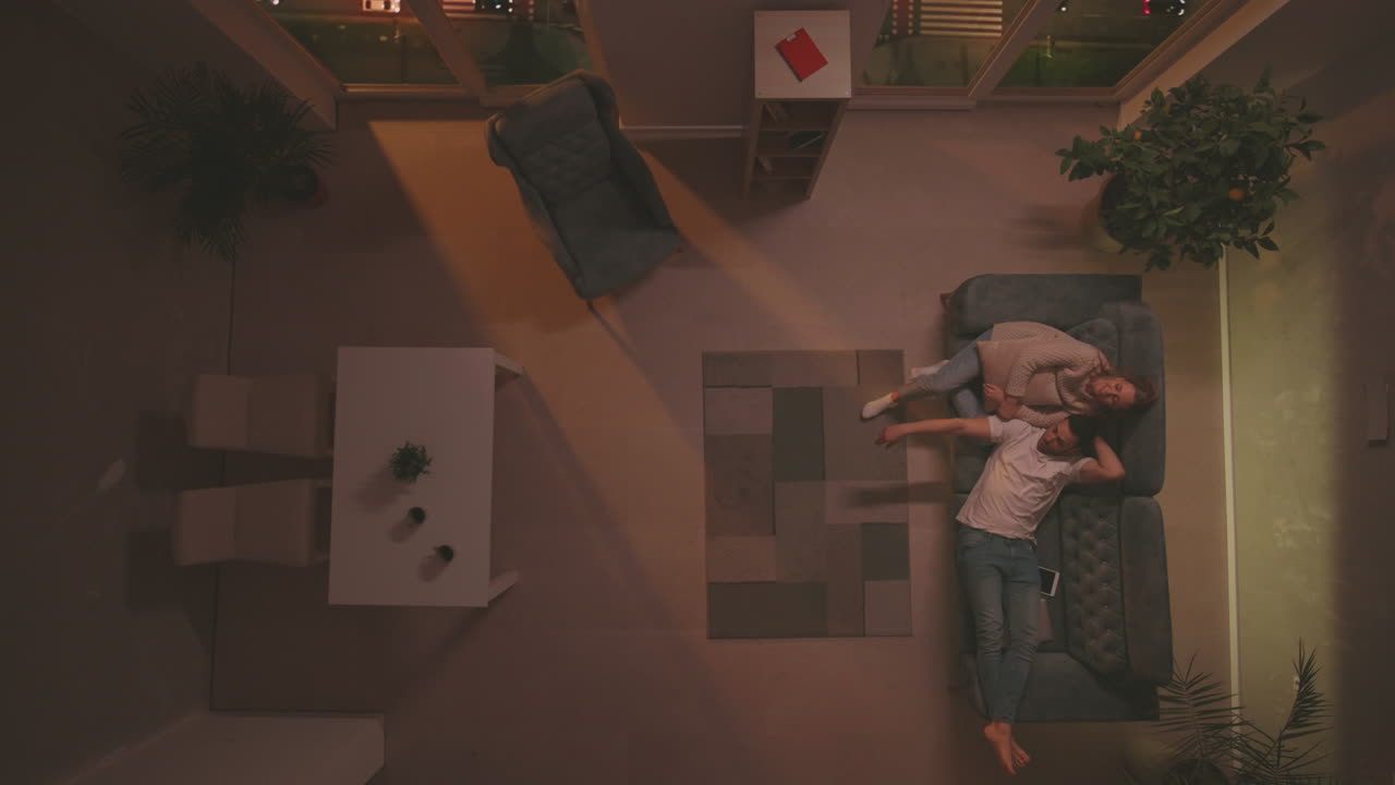 이 함께 휴식을 취하고 대화합니다.