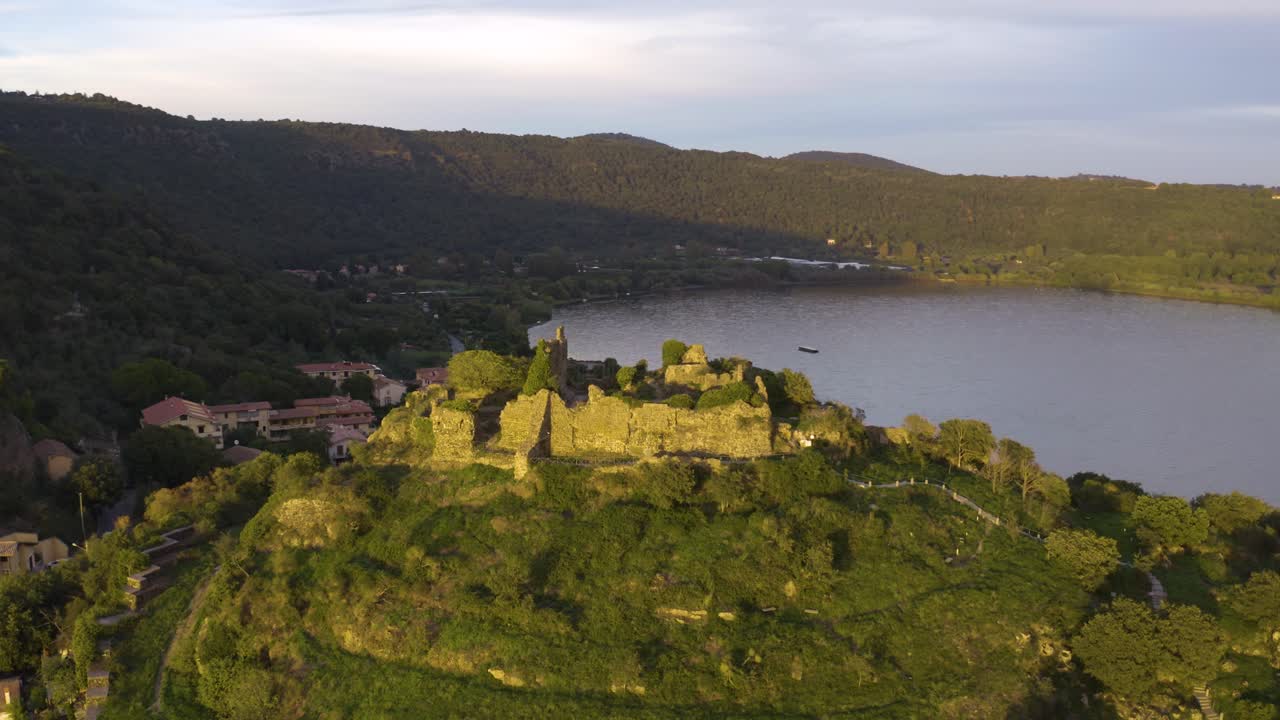 toma aérea en órbita sobre la hermosa fortaleza de orsinis en trevignano romano en el lago bracciano