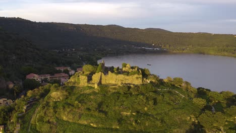 Toma-Aérea-En-órbita-Sobre-La-Hermosa-Fortaleza-De-Orsinis-En-Trevignano-Romano-En-El-Lago-Bracciano