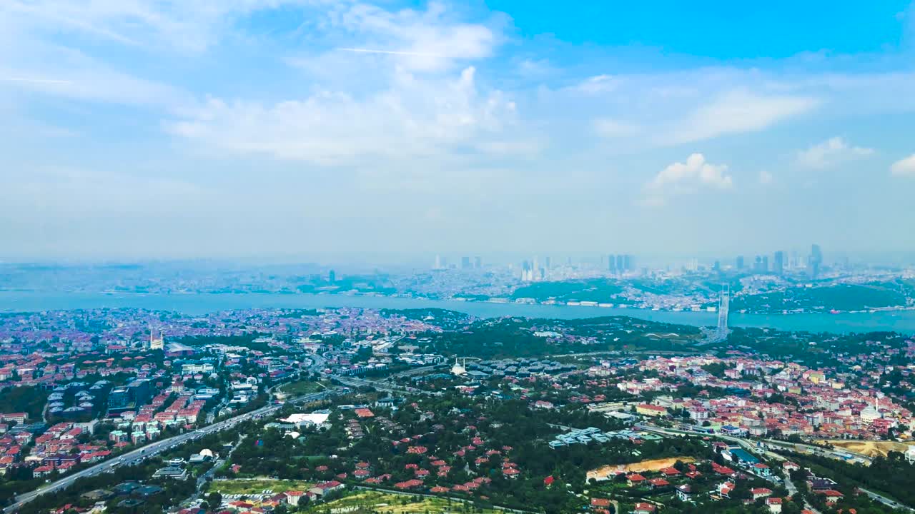 이스탄불 카밀라 라디오 및 tv 타워 - 587 미터 위에서 이스탄불의 4k 전망 - 이스탄불 보스포루스 다리 - 이스탄블 도시 건물의 파노라마 공중 전망 - 스탄불 새의 눈 - 해가 지는 이스탄불에 있는 초고층 건물 뒤의 태양