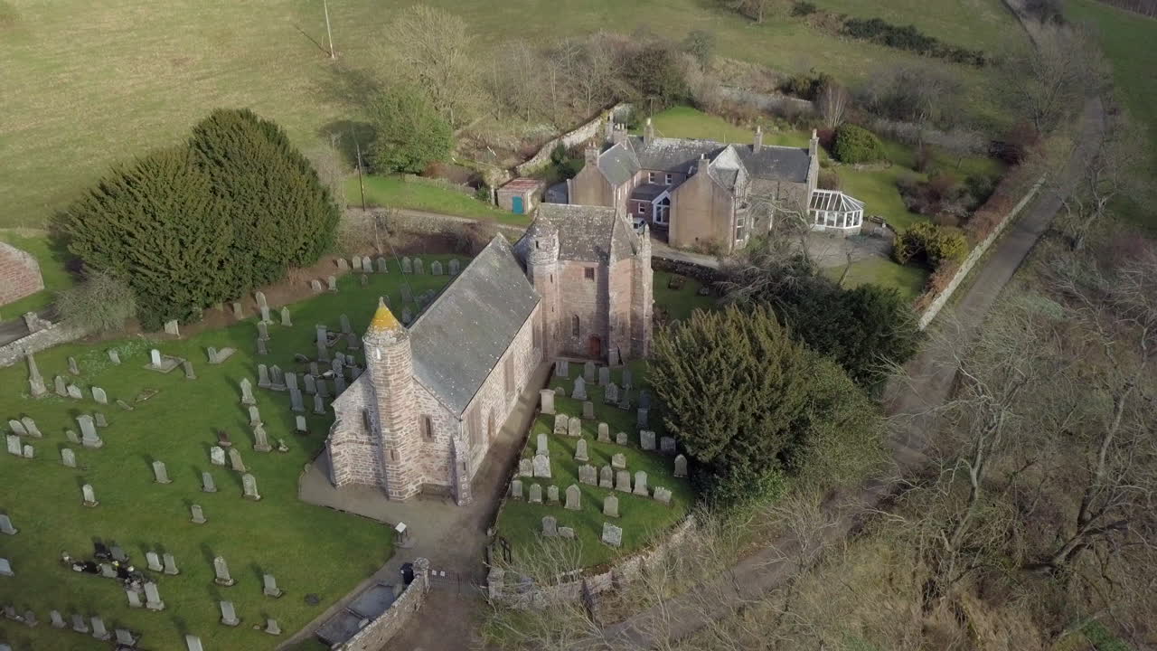 imágenes aéreas de la iglesia de arbuthnott en un día soleado, aberdeenshire, escocia
