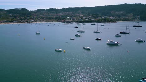 Barcos-Anclados-En-El-Mar-Cerca-Del-Puerto-Pesquero-De-Aldán-En-La-Provincia-De-Pontevedra,-Galicia,-España