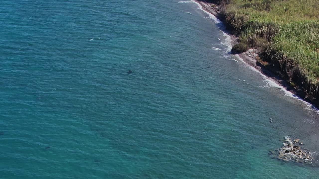 Acqua cristallina e costa rocciosa a Rodi, in Grecia, vicino al mare