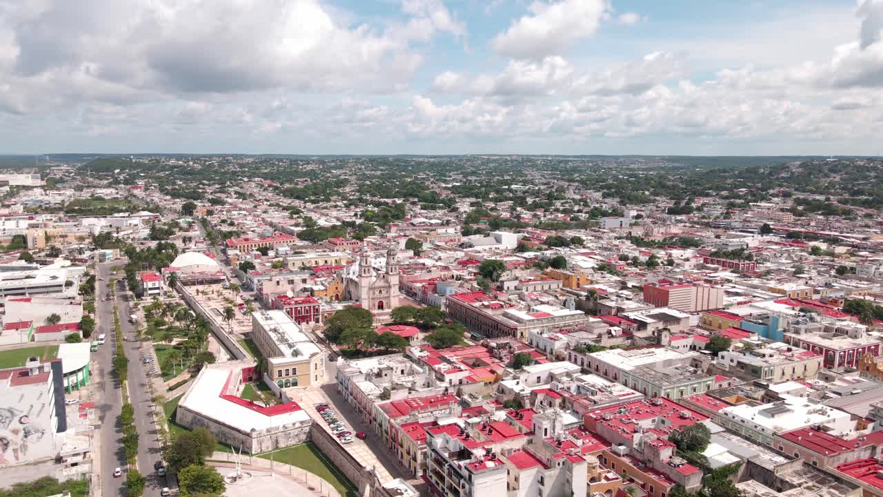 sobrevolando la plaza principal de la ciudad amurallada de campeche