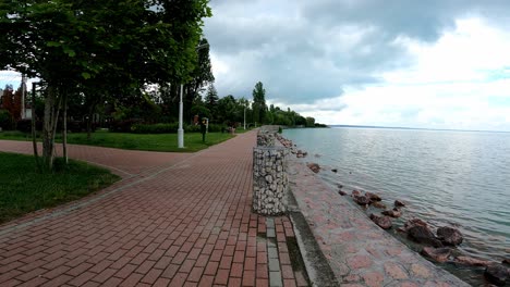 Backsteinpromenade-Entlang-Des-Plattensees-In-Balatonfuzfo,-Ungarn