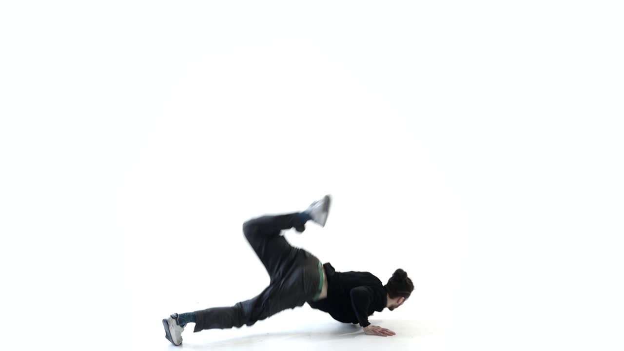 Ballerino che esegue una capriola e un rotolamento acrobatico su sfondo bianco