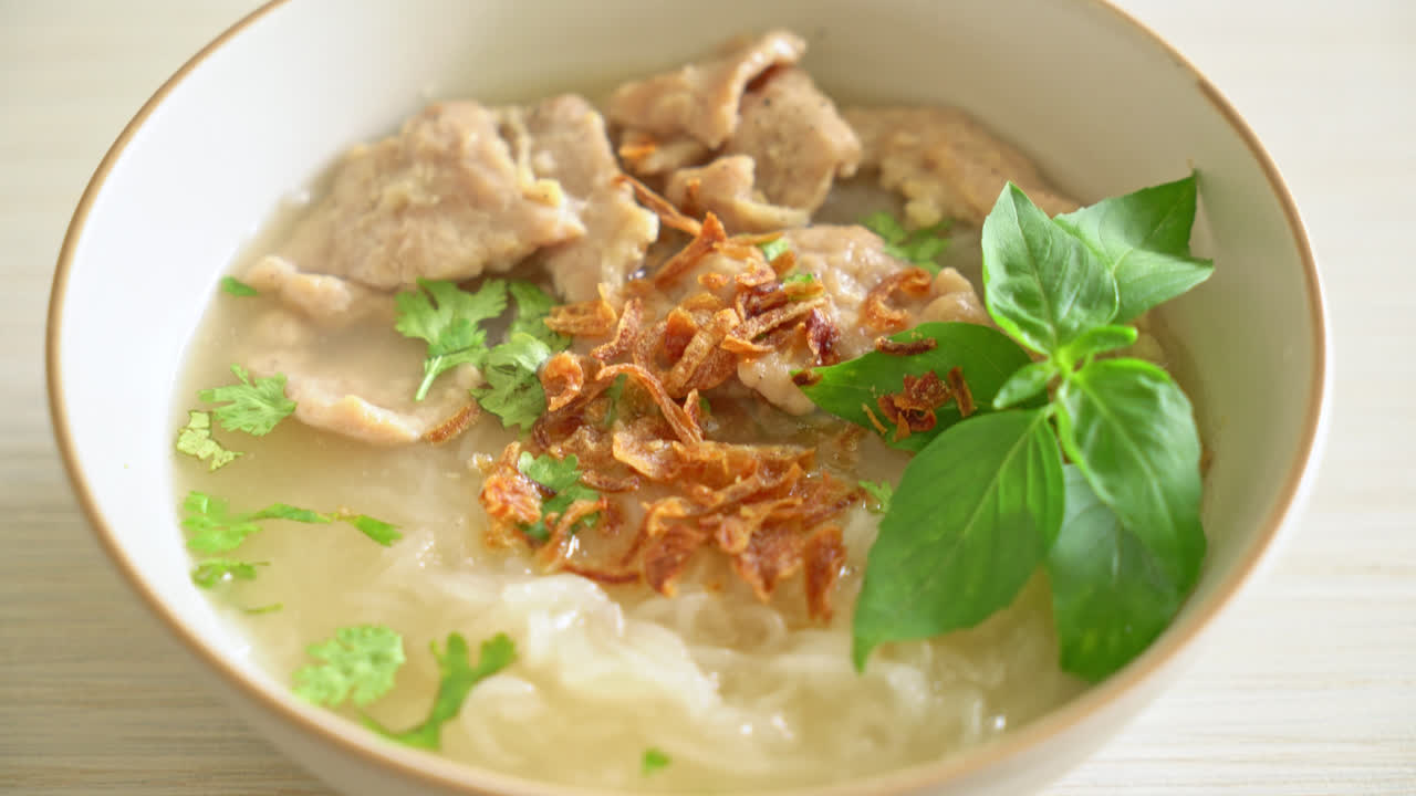 sopa vietnamita pho bo con cerdo y fideos de arroz - estilo de comida vietnamita