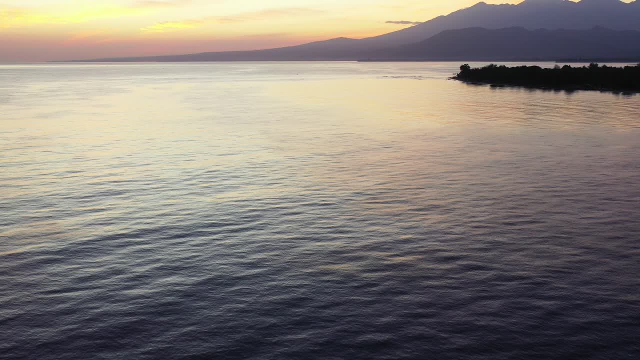 atardecer dorado en la playa