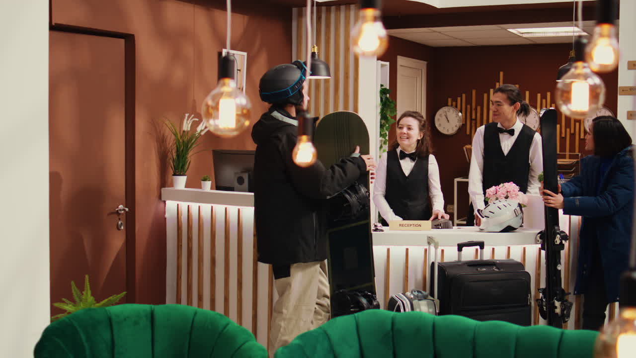 여행자 들 이 리셉션 데스크 에 들어간다