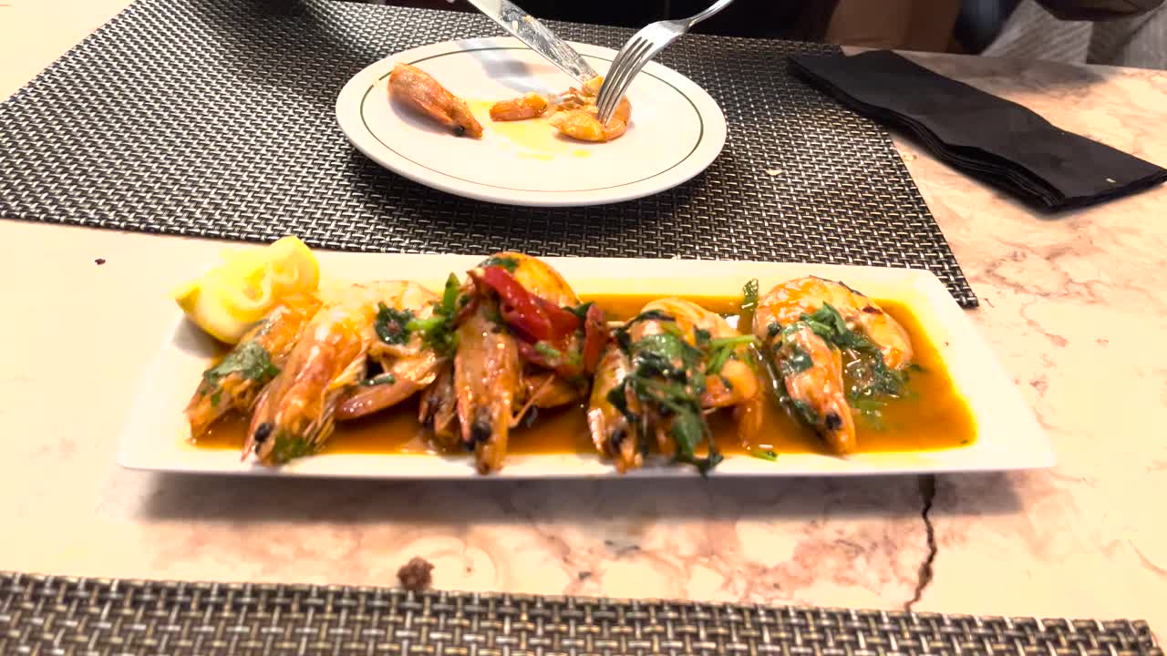 리스본 의 매우 전형적 인 음식 인 레몬 과 함께 테이블 에 그릴 된 새우