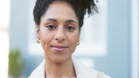 Face-portrait-of-business-woman-in-city