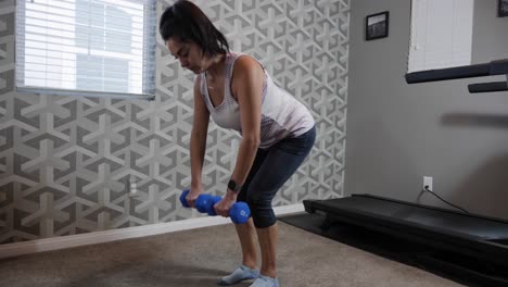 Mujer-Hispana-Haciendo-Ejercicio-En-Casa,-Ejercicio-Con-Mancuernas-En-La-Habitación