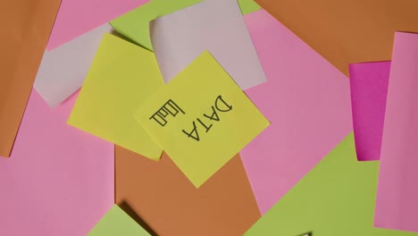 Business-Concept-Of-Revolving-Sticky-Notes-With-Data-Written-On-Top-Note