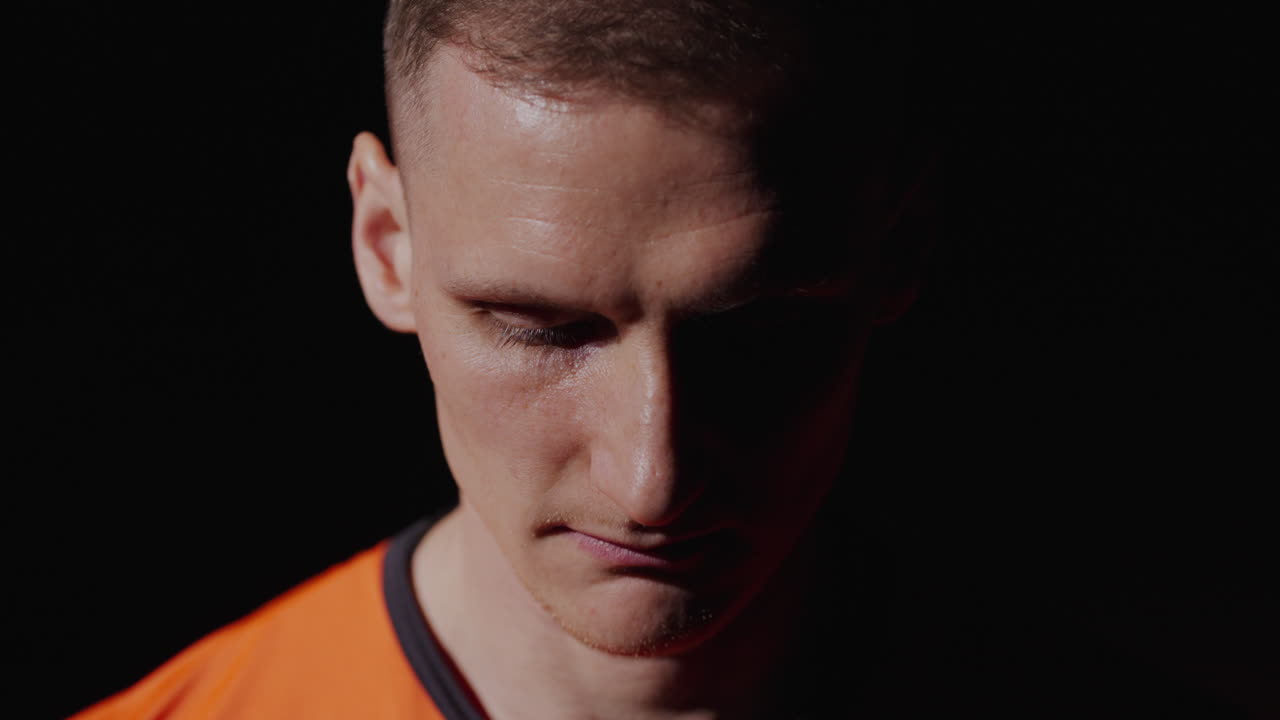 오렌지색 셔츠를 입은 남자의 클로즈업 초상화