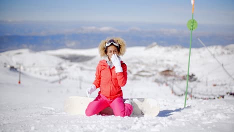 Snowboarder-wearing-white-gloves-on-her-knees