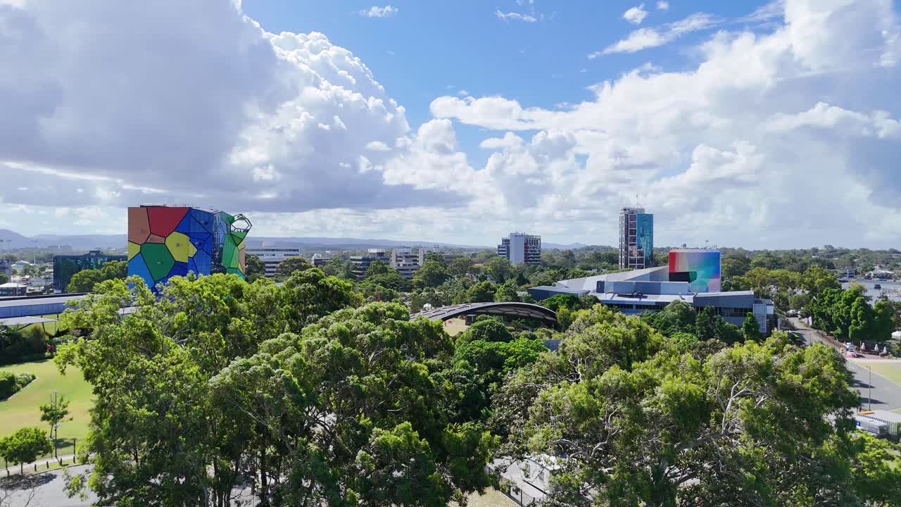 울창한 초록색과 함께 활기찬 스카이 라인 뷰